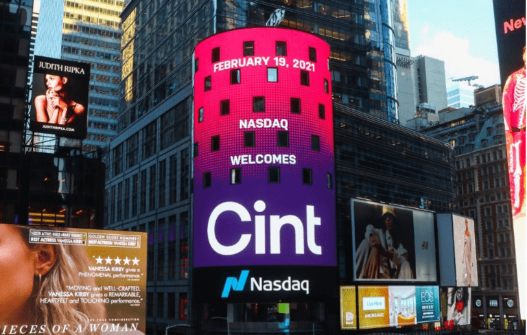 この度Cintは株式上場を果たし、ナスダックのベルを鳴らし、タイムズスクエアの電光掲示板にその旨が掲示されました